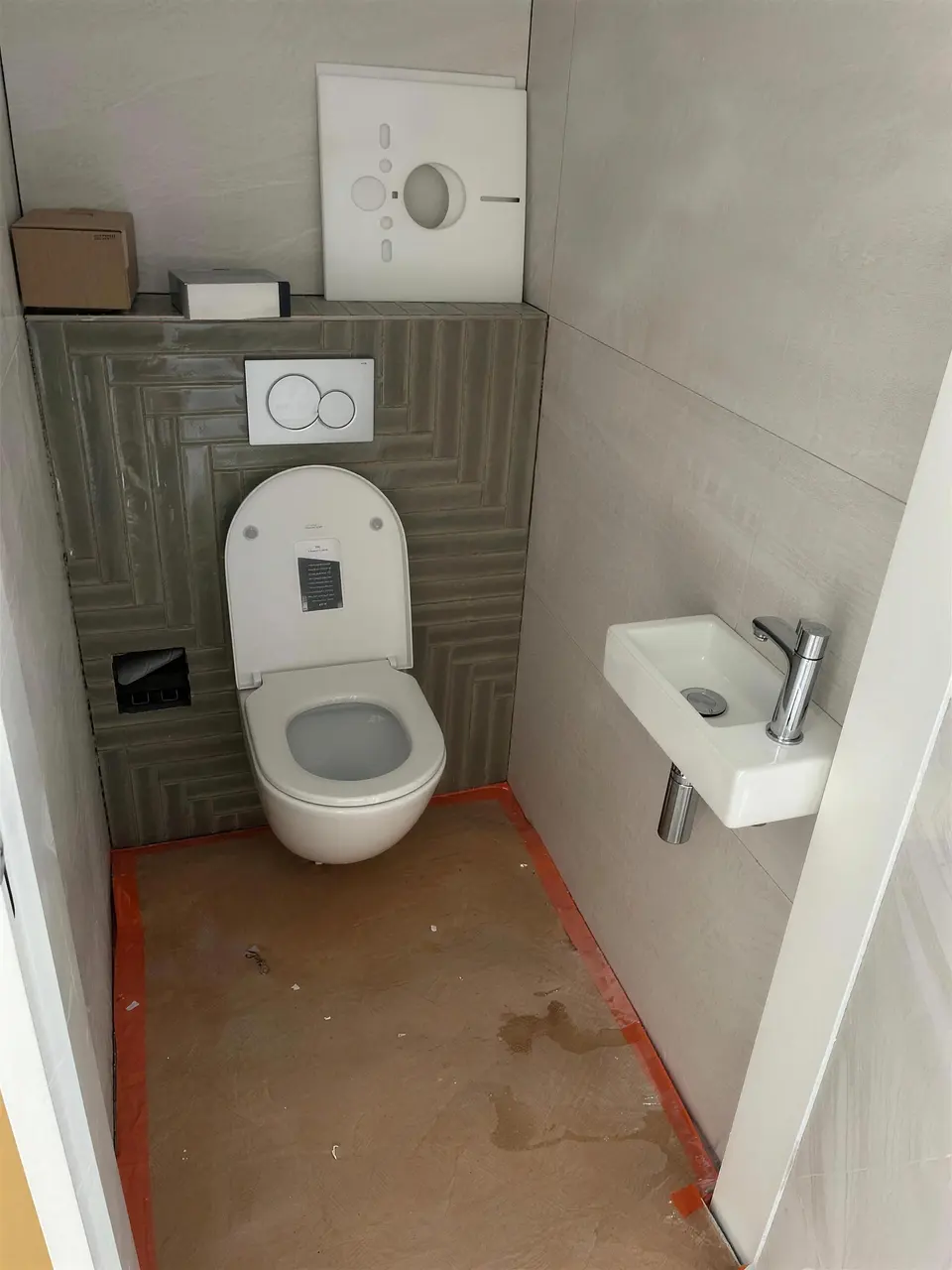 Hangend toilet geplaatst, Amsterdam