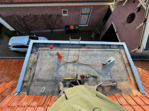 Zinken deklijsten op een bitumen dak in Jisp